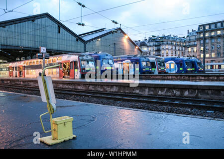 PARIS, FRANCE - 2 janvier 2007 : des trains de banlieue Transilien SNCF Entreprise prête à partir de Paris Gare Saint Lazare pour un frontalier serv Banque D'Images