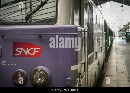 PARIS, FRANCE - 13 juillet 2011 : train régional avec le logo de chemins de fer français SNCF sur une plate-forme de Paris Gare du Nord. Cette station est Banque D'Images