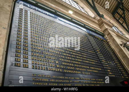 PARIS, FRANCE - 13 juillet 2011 : Départ du Paris Gare du Nord montrant des trains locaux et internationaux à partir d'une France du nord Banque D'Images