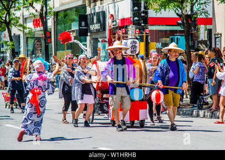 Le défilé de la fête nationale canadienne, au centre-ville de Montréal Banque D'Images