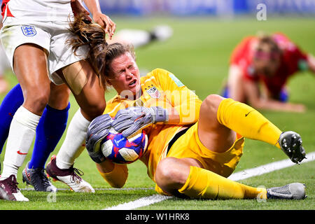 Lyon. 2 juillet, 2019. Alyssa Naeher gardien des États-Unis enregistre la balle pendant la demi-finale entre les États-Unis et l'Angleterre à la 2019 Coupe du Monde féminine de la fifa à Stade de Lyon à Lyon, France le 2 juillet 2019. Crédit : Chen Yichen/Xinhua/Alamy Live News Banque D'Images