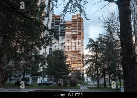 Communiste traditionnel logement dans la banlieue de Belgrade, à New Belgrade. Ces Genre de grands immeubles sont des symboles de l'architecture brutaliste Photo Banque D'Images