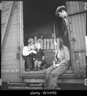 Roseville, placer County, en Californie. Sur le fret. Cinq heures du matin à Roseville switch yards pour aller au-dessus des marchandises Sierra ; Portée et contenu : Roseville, placer County, en Californie. Sur le fret. Cinq heures du matin à Roseville switch yards pour aller de fret sur la Sierra. Une famille de travailleurs agricoles du Mexique en direction de l'Utah au haut de la betterave à sucre. La mère est de vingt, le père vingt-et-un, trois, l'enfant et l'autre homme est le frère du père. Ils avaient dormi la nuit dans l'herbe sans couverture ; l'enfant sont la salopette humides de rosée et Banque D'Images