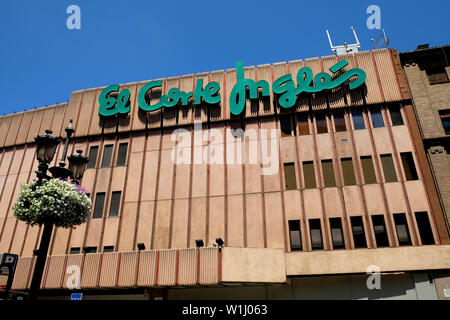 Vue extérieure de vitrine et signe en grand magasin El Corte Ingles à Barcelone, Espagne ; la plus grande chaîne de magasins en Europe. Banque D'Images