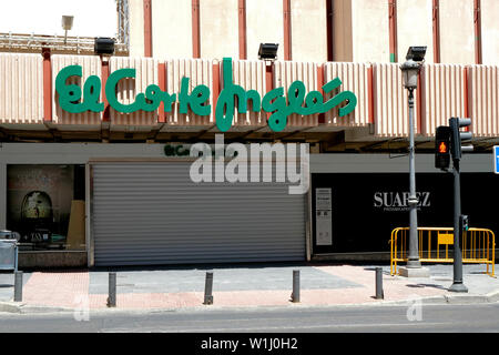 Vue extérieure de vitrine et signe en grand magasin El Corte Ingles à Barcelone, Espagne ; la plus grande chaîne de magasins en Europe. Banque D'Images