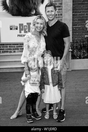 Los Angeles, CA - 02 juin 2019 : Beverley Mitchell (haut, L), mari Michael Cameron (R), fils Hutton (bas, L) et sa fille Kenzie (C) participer à la Pr Banque D'Images