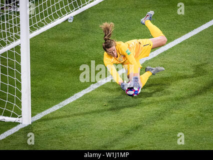 Lyon. 2 juillet, 2019. Alyssa Naeher gardien des États-Unis enregistre une pénalité au cours de la demi-finale entre les États-Unis et l'Angleterre à la 2019 Coupe du Monde féminine de la fifa à Stade de Lyon à Lyon, France le 2 juillet 2019. Credit : Xiao Yijiu/Xinhua/Alamy Live News Banque D'Images