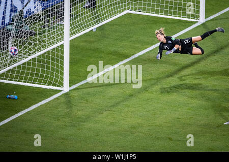 Lyon. 2 juillet, 2019. Gardien de Carly Telford d'Angleterre rate un enregistrer au cours de la demi-finale entre les États-Unis et l'Angleterre à la 2019 Coupe du Monde féminine de la fifa à Stade de Lyon à Lyon, France le 2 juillet 2019. Credit : Xiao Yijiu/Xinhua/Alamy Live News Banque D'Images