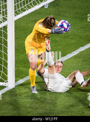 Lyon. 2 juillet, 2019. Gardien de Alyssa Naeher (top) des États-Unis est en concurrence avec d'Ellen White (en bas) de l'Angleterre durant la demi-finale entre les États-Unis et l'Angleterre à la 2019 Coupe du Monde féminine de la fifa à Stade de Lyon à Lyon, France le 2 juillet 2019. Credit : Xiao Yijiu/Xinhua/Alamy Live News Banque D'Images