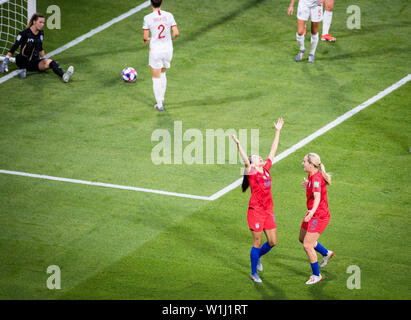 Lyon, aux États-Unis et en Angleterre en 2019 à la Coupe du Monde féminine de la fifa à Stade de Lyon à Lyon. 2 juillet, 2019. Christen Press (L, en bas) de l'United States célèbre son but avec coéquipier Lindsey Horan (R, bas) au cours de la demi-finale entre les États-Unis et l'Angleterre à la 2019 Coupe du Monde féminine de la fifa à Stade de Lyon à Lyon, France le 2 juillet 2019. Credit : Xiao Yijiu/Xinhua/Alamy Live News Banque D'Images