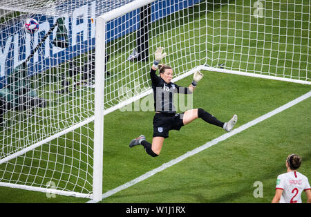 Lyon. 2 juillet, 2019. Gardien de Carly Telford (top) de l'Angleterre rate un enregistrer au cours de la demi-finale entre les États-Unis et l'Angleterre à la 2019 Coupe du Monde féminine de la fifa à Stade de Lyon à Lyon, France le 2 juillet 2019. Credit : Xiao Yijiu/Xinhua/Alamy Live News Banque D'Images