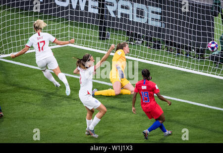 Lyon. 2 juillet, 2019. Gardien de Alyssa Naeher (2e R) de la United States rate un enregistrer au cours de la demi-finale entre les États-Unis et l'Angleterre à la 2019 Coupe du Monde féminine de la fifa à Stade de Lyon à Lyon, France le 2 juillet 2019. Credit : Xiao Yijiu/Xinhua/Alamy Live News Banque D'Images