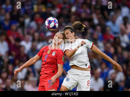 Lyon. 2 juillet, 2019. Jill Scott (R) de l'Angleterre pour la balle avec Lindsey Horan des États-Unis au cours de la demi-finale entre les États-Unis et l'Angleterre à la 2019 Coupe du Monde féminine de la fifa à Stade de Lyon à Lyon, France le 2 juillet 2019. Credit : Mao Siqian/Xinhua/Alamy Live News Banque D'Images