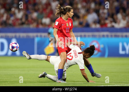 Lyon. 2 juillet, 2019. Tobin Heath (haut) de la United States rivalise avec Demi Stokes de l'Angleterre au cours de la demi-finale entre les États-Unis et l'Angleterre à la 2019 Coupe du Monde féminine de la fifa à Stade de Lyon à Lyon, France le 2 juillet 2019. Credit : Xu Zijian/Xinhua/Alamy Live News Banque D'Images