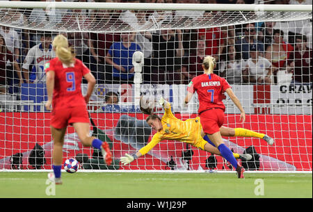 Lyon. 2 juillet, 2019. Gardien de Alyssa Naeher (C) des États-Unis fait une sauvegarde au cours de la demi-finale entre les États-Unis et l'Angleterre à la 2019 Coupe du Monde féminine de la fifa à Stade de Lyon à Lyon, France le 2 juillet 2019. Credit : Xu Zijian/Xinhua/Alamy Live News Banque D'Images