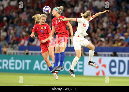 Lyon. 2 juillet, 2019. Lindsey Horan (L) et Julie Ertz (C) des États-Unis est en compétition pour un en-tête avec Ellen White de l'Angleterre durant la demi-finale entre les États-Unis et l'Angleterre à la 2019 Coupe du Monde féminine de la fifa à Stade de Lyon à Lyon, France le 2 juillet 2019. Credit : Xu Zijian/Xinhua/Alamy Live News Banque D'Images