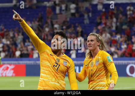 Lyon. 2 juillet, 2019. Gardien de Alyssa Naeher (R) des États-Unis et sa coéquipière gardien Adrianna Franch célèbrent la victoire après la demi-finale entre les États-Unis et l'Angleterre à la 2019 Coupe du Monde féminine de la fifa à Stade de Lyon à Lyon, France le 2 juillet 2019. Credit : Xu Zijian/Xinhua/Alamy Live News Banque D'Images