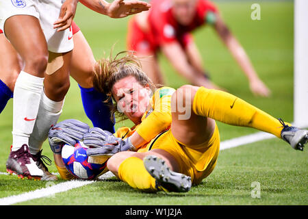 Lyon. 2 juillet, 2019. Gardien de Alyssa Naeher (R) de la United States enregistre au cours de la demi-finale entre les États-Unis et l'Angleterre à la 2019 Coupe du Monde féminine de la fifa à Stade de Lyon à Lyon, France le 2 juillet 2019. Crédit : Chen Yichen/Xinhua/Alamy Live News Banque D'Images