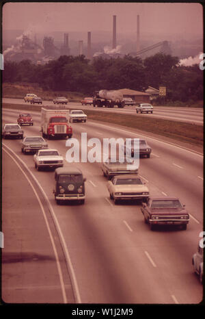 Obscurcit l'HORIZON DE SMOG de Birmingham. L'ABONDANCE DE LA VILLE DE CHARBON, DE FER ET DE CALCAIRE PREND EN CHARGE Deux fours de U.S. Steel et comme l'industrie lourde comme PIPE, LES MACHINES ET LA PRODUCTION DE WAGONS DE MARCHANDISES Banque D'Images