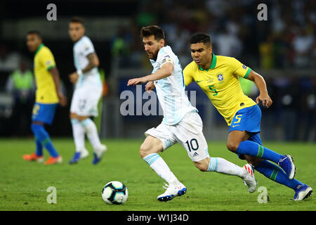Mineirao, Belo Horizonte, Brésil. 2 juillet, 2019. Copa America de football international, demi-finale, le Brésil et l'Argentine ; Casemiro du Brésil battu par le tour de Lionel Messi de l'Argentine : l'action de Crédit Plus Sport/Alamy Live News Banque D'Images