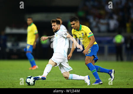 Mineirao, Belo Horizonte, Brésil. 2 juillet, 2019. Copa America de football international, demi-finale, le Brésil et l'Argentine ; Casemiro du Brésil battu par le tour de Lionel Messi de l'Argentine : l'action de Crédit Plus Sport/Alamy Live News Banque D'Images