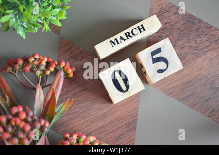 Date de mois de mars. Table en bois de diamants pour l'arrière plan. Banque D'Images