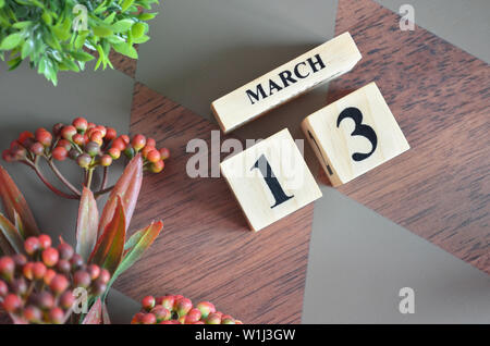 Date de mois de mars. Table en bois de diamants pour l'arrière plan. Banque D'Images