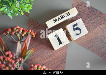 Date de mois de mars. Table en bois de diamants pour l'arrière plan. Banque D'Images