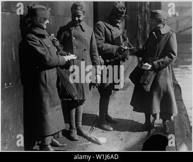 Armée du salut lassies donnant des bonbons aux Afro-Américains [retour] des soldats. Deux soldats de la 3 . . . ; Portée et contenu : la légende complète pour ce poste est le suivant : Armée du Salut lassies donnant des bonbons aux [retour] des soldats afro-américains. Deux soldats de l'Artillerie de la 351e qui a renvoyé sur le Louisville recevant des bonbons de l'Armée du Salut Lassies que bienvenue à bord qui vient à chaque port à tous les temps et dans tous les types de temps. Banque D'Images