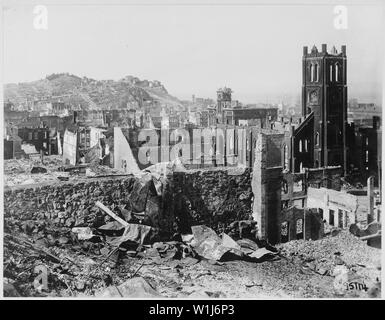 Tremblement de terre de San Francisco de 1906 : quartier nord de California Street à proximité de l'avenue Grant montrant Telegraph Hill dans la distance. L'église debout sur la droite est Saint Mary's Church, l'entrée de Chinatown. La zone adjacente à la Saint Mary's Church,montrant une tour clocher est froissé ou la salle de Justice sur Kearny et rues d'argile Banque D'Images