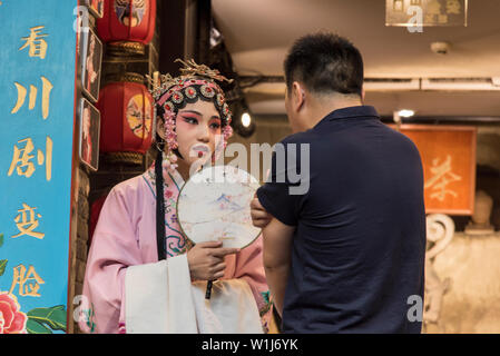 L'actrice avec maquillage et coiffure opéra traditionnel chinois. Photographié à Chengdu, Sichuan, Chine Banque D'Images