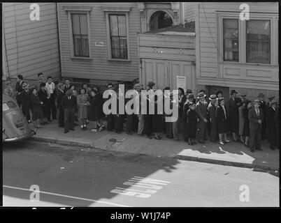 San Francisco, Californie. Les chefs de familles et les personnes vivant seules, d'origine japonaise, . . . ; Portée et contenu : la légende complète pour cette photographie se lit comme suit : San Francisco, Californie. Les chefs de familles et les personnes vivant seules, d'origine japonaise, en réponse à une ordonnance d'exclusion civile Numéro 20, alignés sur la rue Bush pour la moitié d'un bloc à l'Administration du contrôle civil de guerre Station de contrôle pour recevoir leurs dernières instructions concernant leur évacuation. L'évacuation de ce quartier sera achevé dans un délai de cinq jours à partir du moment où cette photographie a été prise. Remarque L'exclu Banque D'Images