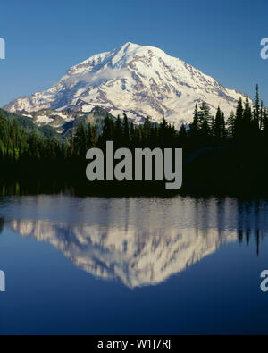 USA, Washington, Mt. Rainier National Park, lumière du soir sur la côte nord-ouest de Mt. Rainier se reflète dans le lac Eunice. Banque D'Images