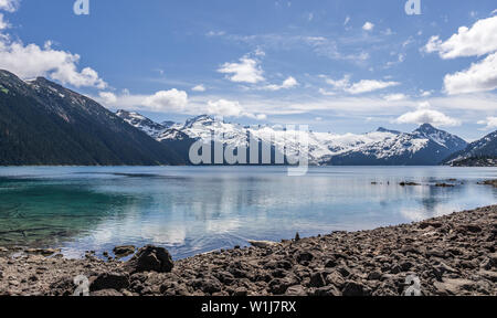 Vue sur le lac Garibaldi belle matinée ensoleillée avec des nuages sur le ciel bleu. Banque D'Images