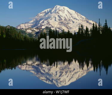 USA, Washington, Mt. Rainier National Park, lumière du soir sur la côte nord-ouest de Mt. Rainier se reflète dans le lac Eunice. Banque D'Images