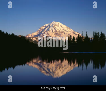 USA, Washington, Mt. Rainier National Park, coucher de la lumière sur les territoires du côté de Mt. Rainier se reflète dans le lac Eunice. Banque D'Images