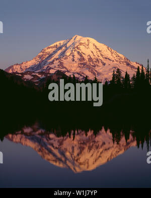 USA, Washington, Mt. Rainier National Park, coucher de la lumière sur les territoires du côté de Mt. Rainier se reflète dans le lac Eunice. Banque D'Images