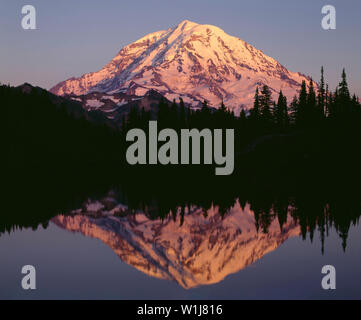 USA, Washington, Mt. Rainier National Park, coucher de la lumière sur les territoires du côté de Mt. Rainier se reflète dans le lac Eunice. Banque D'Images