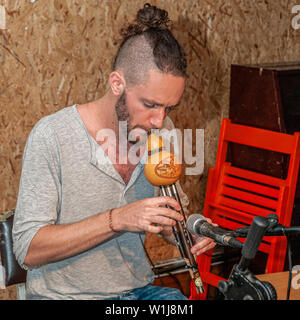 La hulusi ou cucurbitènes flûte est un instrument à vent à anches libres de la Chine et de l'État Shan. C'est tenu verticalement et dispose de trois tuyaux de bambou qui passent Banque D'Images