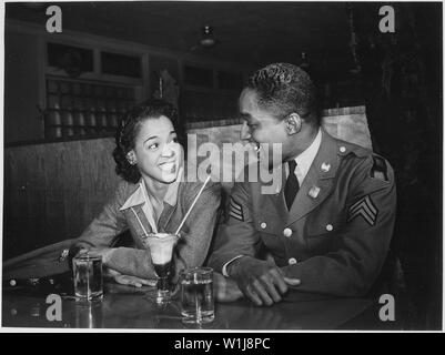 Le sergent. Franklin Williams, accueil en congé de devoir de l'armée, avec sa meilleure fille Ellen Hardin, la division d'un soda. Ils se sont rencontrés à Douglas High School. Baltimore, Maryland, mai 1942 ; notes générales : utilisation de la guerre et des conflits Nombre 896 lors de la commande d'une reproduction ou demande d'informations sur cette image. Banque D'Images