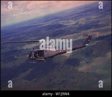 Vue latérale d'une armée de l'air vietnamienne d'hélicoptères UH-1H en vol au dessus de l'Asie du Sud. Banque D'Images