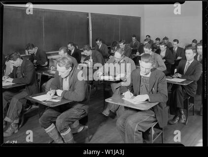 Les ouvriers qualifiés et non qualifiés en tenant l'examen TVA lors de la construction de l'école secondaire, Clinton, New York. Banque D'Images