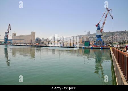 Vue générale du port d'Haïfa, et les silos à grains, Dagon, Haïfa, Israël Banque D'Images