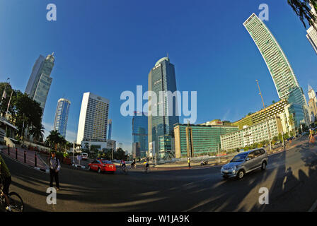 Jakarta, Indonésie - JAKARTA/mai 06, 2010  fisheye vue sur hôtel bundaran indonesia et tours de bureaux dans le centre-ville Banque D'Images