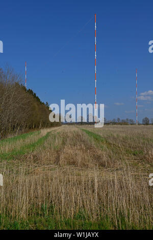 Burlage, Niedersachsen, Allemagne - 15 avril 2015 : long wireleass fréquence ultra marine station de transmission dho 38 avec ses 352,9 m de haut mâts Banque D'Images