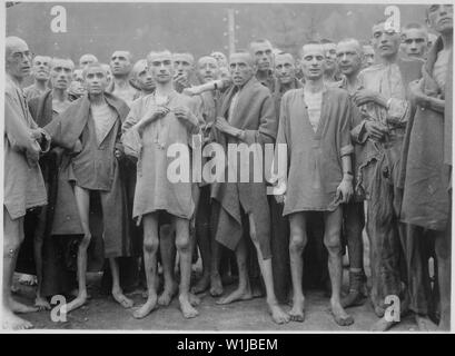 Les prisonniers affamés, presque mort de faim, de poser dans les camps de concentration en Ebensee, Autriche. Le camp aurait été utilisée pour des expériences scientifiques. Il a été libéré par la 80e Division. ; notes générales : utilisation de la guerre et des conflits Nombre 1103 lors de la commande d'une reproduction ou demande d'informations sur cette image. Banque D'Images