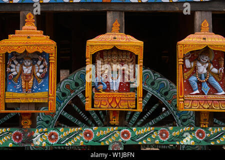 24-juin-2007 des statues de dieux à la roue de chariot Rath Yatra de Jagannath Puri Orissa ; ; ; l'Inde Banque D'Images