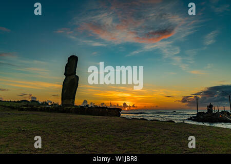 Silhouette de Moai unique au port de pêcheur dans le village de Hanga Roa sur l'île de Rapa Nui au coucher du soleil Banque D'Images