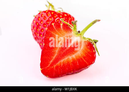 Fraises Juteuses sur un fond blanc. Fraises avec leur propre culture. Fruits rouges. Le fruit est parfait pour la confiture. Pour le gâteau aux fraises. Banque D'Images