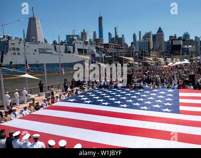 190527-N-FA806-0350 NEW YORK (27 mai 2019) Les États-Unis drapeau est déployé par servicemembers lors d'une cérémonie du Jour du souvenir dans la ville de New York au cours de la Fleet Week New York (FWNY). FWNY, maintenant dans sa 31e année, est le lieu de célébration traditionnelle de la mer services. C'est une occasion unique pour les citoyens de New York et la région des trois états pour répondre marins, marines et gardes côte, ainsi que de constater par moi-même les dernières capacités des services maritimes d'aujourd'hui. (U.S. Photo par marine Spécialiste de la communication de masse Roland 3e classe John/libérés) Banque D'Images